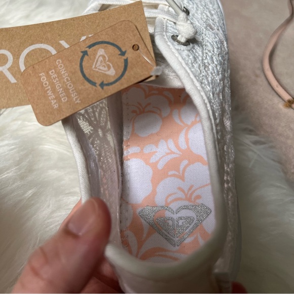 **SOLD** NEW ROXY LACE SLIP ONS SIZE 9.5 - Picture 3 of 7